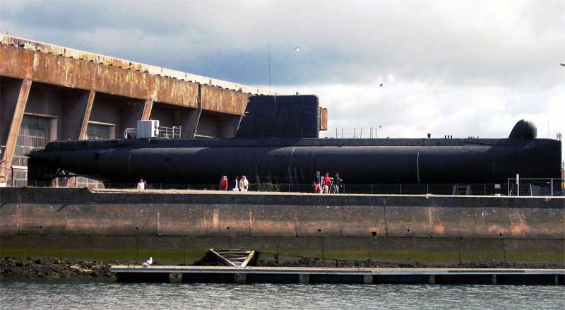 The french submarine Flore between Keroman 1 and Keroman 2 bunkers