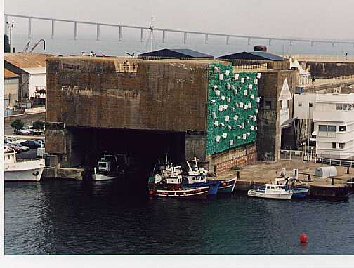 L'Ã©cluse fortifiÃ©e de St-Nazaire vue du toit de la base sous-marine.